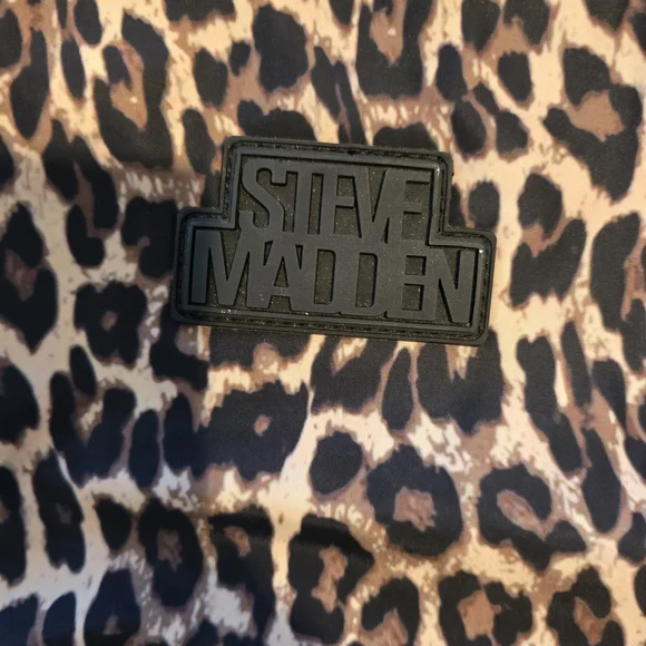 Steve Madden Large BJANA BACKPACK WITH MATCHING WRISTLET Animal Print Pouch NWOT - Picture 4 of 10